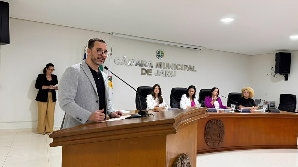 Cléris Jean Kussler, gerente regional do Sebrae, apresentou o balanço das ações de 2025 durante sessão na Câmara Municipal de Jaru. | Fonte: Sebrae RO. - Gente de Opinião