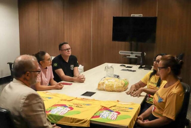 Entrega das camisetas foi feita para as mães que participam da caminhada  - Gente de Opinião