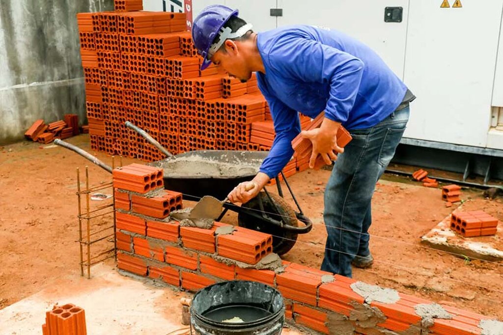 Entre as novas vagas, destacam-se oportunidades para pedreiro em Rolim de Moura, fortalecendo o setor da construção civil - Gente de Opinião