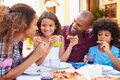 Guia gratuito reúne estratégias para bares e restaurantes ampliarem vendas no Dia das Mães