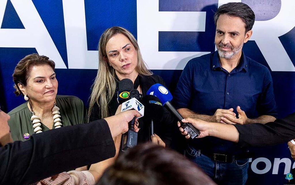 Deputada Cláudia de Jesus concede entrevista à imprensa ao lado da ministra das Mulheres, Márcia Lopes, e do prefeito de Porto Velho, Léo Moraes (Foto: Thyago Lorentz | Secom ALE/RO) - Gente de Opinião