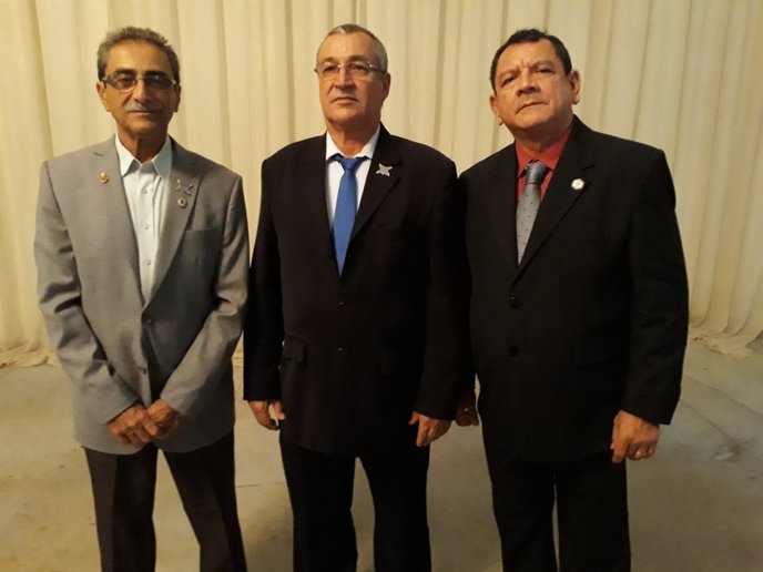 Eleitos para o futuro do Lions:  No meio, Laércio De Falco (Ji-Paraná - RO), próximo governador; à esquerda, seu substituto, Paulo Xavier (Boa Vista RR)  e à direita, Rony Vacadiez (Porto Velho – RO) – 2º vice-governador, o terceiro eleito para assumir o cargo.