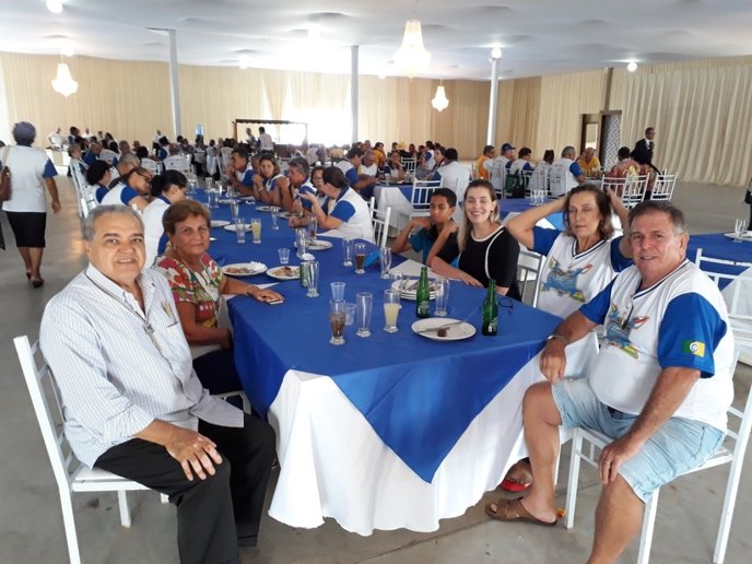  Parte da comitiva do Amazonas: À esquerda, Feliciano Mêne (camisa branca), a mais forte  liderança leonística na Região, ao lado da esposa, Vitória Mêne. 