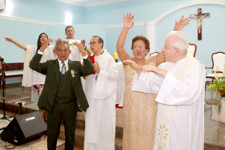 No encerramento da cerimônia de renovação das promessas do matrimônio todos cantos celebrando a família.