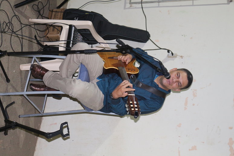 Na área externa da igreja o cantor Silvinho Santos comandou a festa das Bodas de Ouro de Miguel e Nazaré.