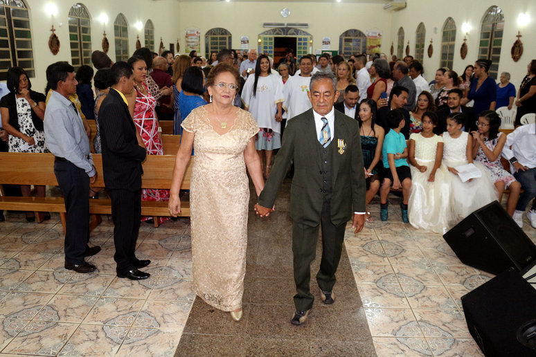 O casal comanda a procissão de entrada, no inicio da missa solene. Vejam que a igreja está literalmente lotada.