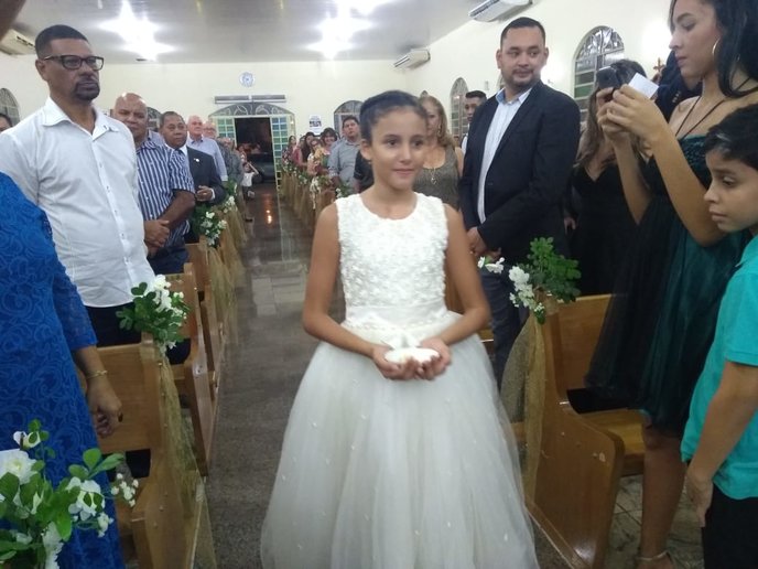 A netinha do casal Giovanna foi a encarregada de levar as alianças até o altar onde estavam Miguel e Nazaré e o Padre 