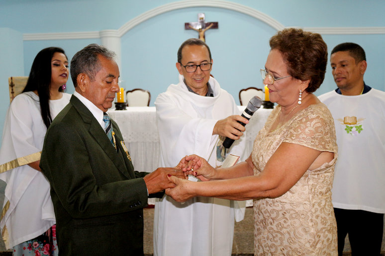 Nazaré ao colocar a aliança no dedo de Miguel renova os votos feitos há 50 anos em Belém do Para.