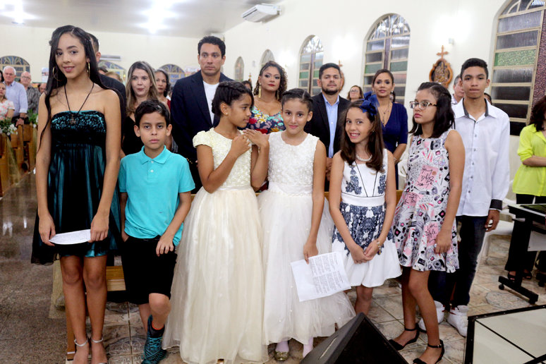 Os netos e netas homenagearam os vovós cantando lindas canções ainda dentro da igreja.  