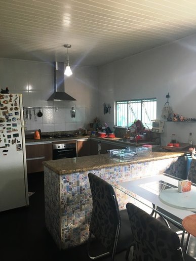 Cozinha ampla com balcões em granito