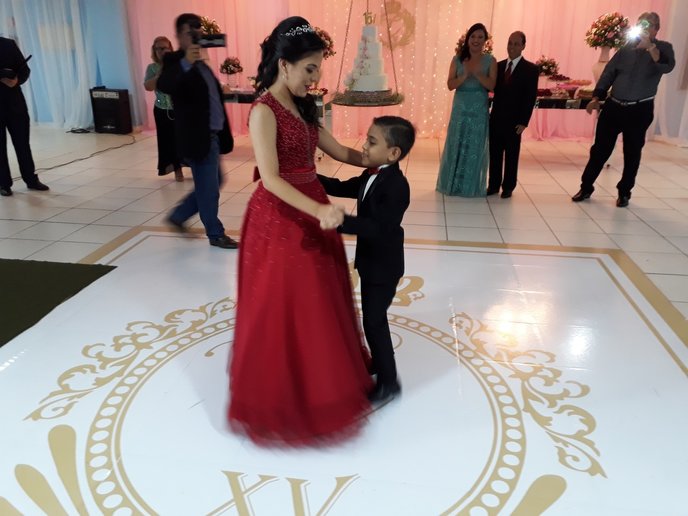 Com irmão Dante, recebendo aula de dança