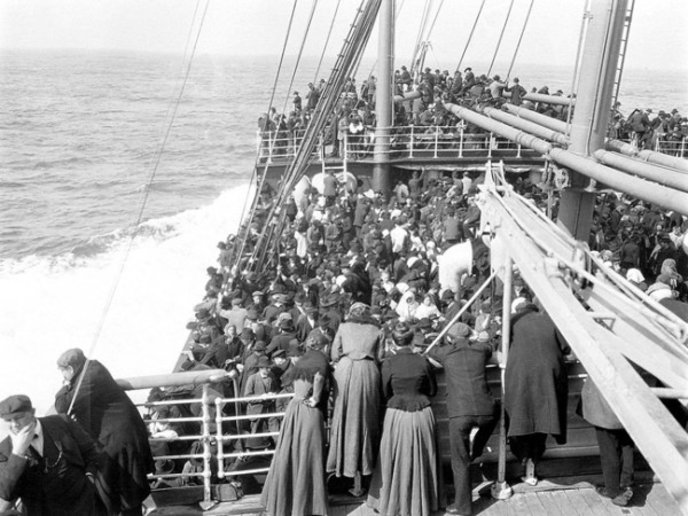 Entre 1892 e 1954 (ano do fechamento da imigração para os Estados Unidos), quase 20 milhões de homens, mulheres e crianças fizeram etapa na Ellis Island, uma ilhota pouco distante de Manhattan, onde todos os imigrantes eram controlados, identificados e aceitos (ou não).