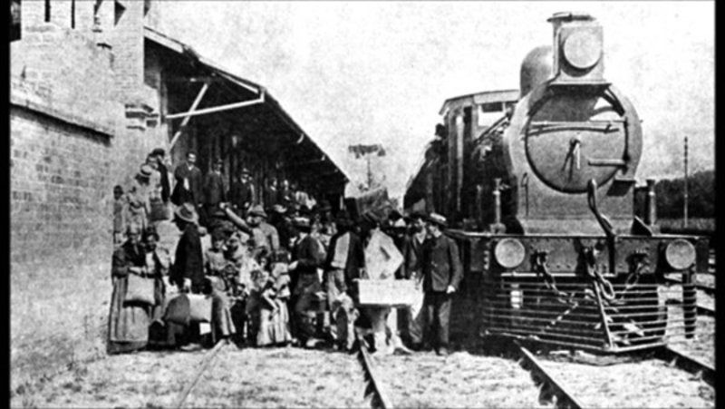 Imigrantes italianos empregados na construção de uma ferrovia nos Estados Unidos (1918).