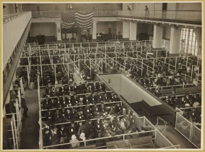 Galpão de triagem de imigrantes na ilha de Ellis Island, na baía de Nova York