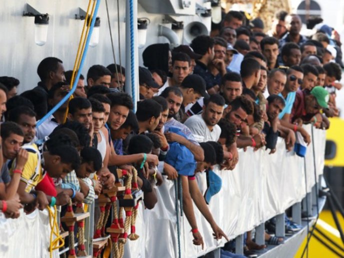 Exatamente como fazem hoje as dezenas de milhares de refugiados do Terceiro Mundo que, em desespero, arriscam as próprias vidas abordo de barcos precários para atravessar o Mediterrâneo e chegar àquela que, para eles, é a Terra Prometida: a Itália.