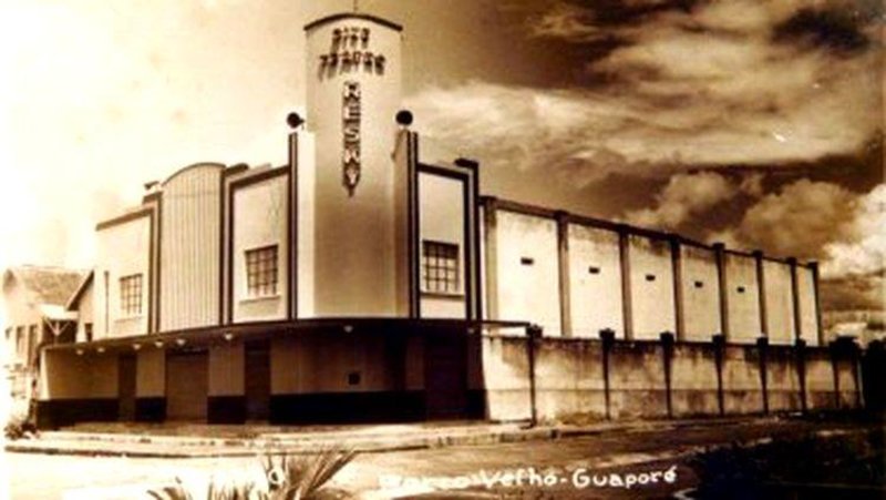 O Cine Teatro Resky abre sua cortina de veludo vermelho. Fascinada, Porto Velho rendeu-se à sua majestosa beleza. Ele foi inaugurado em 17 de junho de 1950. Um prédio monumental, imponente, majestoso, inovador na fachada contornada com lâmpadas que destacavam, projetavam e iluminavam suas linhas arquitetônicas, em puro art decó. Inspirado e copiado por George Chediak Resky, por onde andou pelo mundo, principalmente, nos teatros da Brodaway de Nova York. Seu palco foi inspirado no famoso Olimpiá, de Paris. Brilhava no centro de Porto Velho ao lado da Praça Rondon, no mesmo estilo.