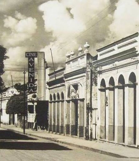 Edificações situavam-se entre as Praças Rondon e Jônathas Pedrosa. Próximas à antiga Avenida Central, depois, 7 de Setembro, onde se destacava o Cine Avenida, um dos cinco cinemas que existiram em Porto Velho até os anos de 1940. O Bar Central também se destacava. As calçadas eram de pedra, as edificações de grande estilo, de arquitetura neoclássica, art decó, do período áureo da borracha. O que ainda resta está coberto por decoração ridícula, caso do Cine Resky, patrimônio histórico, público, inaugurado em 1950 com o filme mexicano “A pecadora”, estrelado pela estonteante Maria Félix. No ato, o governador Araújo Lima deixou mulheres extasiadas, porque nele viam semelhanças com astros do cinema mexicano. O prédio virou igreja. Antes o denominavam “casa do pecado”.