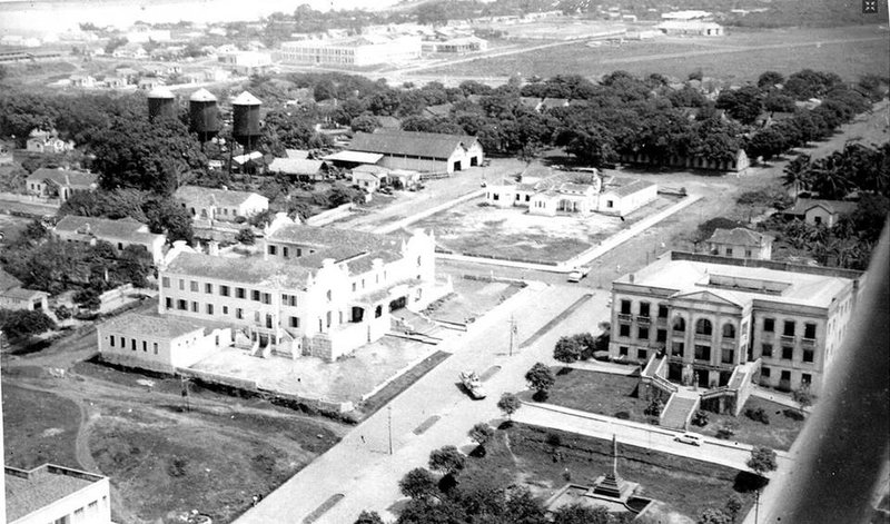 Vista aérea de Porto Velho nos anos de 1950. Do alto, nas tardes, enquanto sobrevoavam a cidade pequenas máquinas voadoras, teco-tecos e políticos eram aplaudidos pela população emocionada, que assistia ao grande espetáculo no ar. Muitas vezes, fotografavam piruetas e voos rasantes de pilotos do Aero Clube Guaporé e a pequena Philadelphia, no Condomínio da Madeira-Mamoré; o condomínio catega e áreas rurais ficavam após a antiga avenida Divisória, que mais tarde passou a se denominar Presidente Dutra.