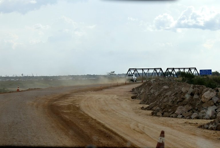 Ao fundo a histórica ponte metálica sobre o rio Mutum -Paraná, da extinta Estrada de Ferro Madeira-Mamoré (Foto Cléris Muniz)