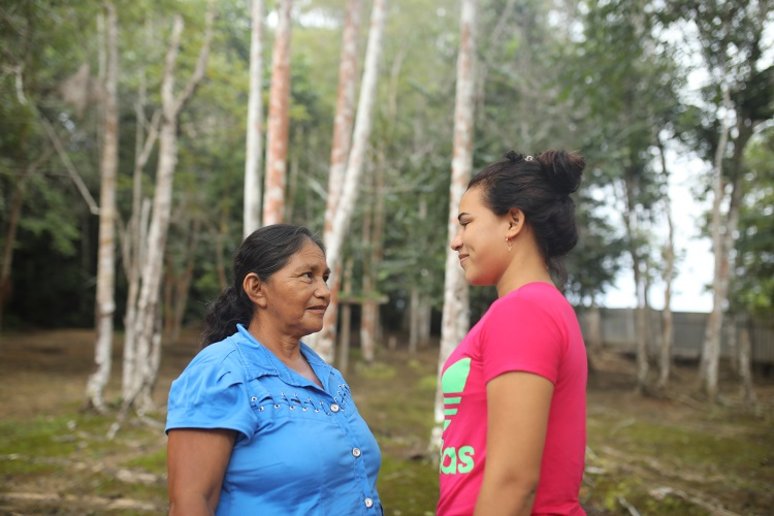 Parteira Maria Lucimar levou filha para aprender sobre o ofício (Foto: Everson Tavares)