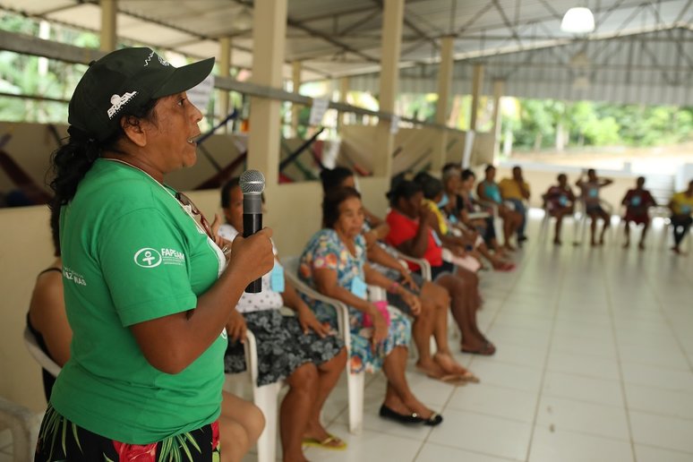 Técnica do Instituto Mamirauá ressaltou importância da associação (Foto: Everson Tavares)