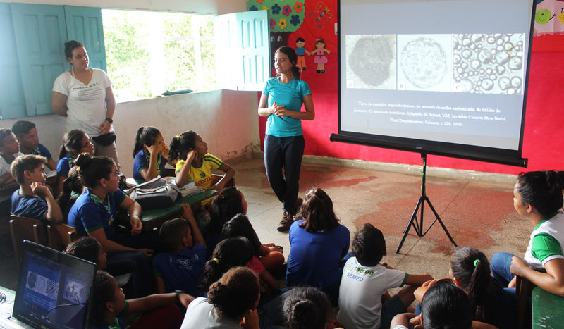 Pesquisadores realizaram apresentação para crianças sobre arqueologia (Foto: Maurício Silva)