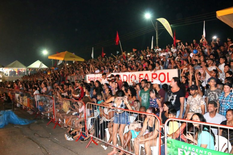 As arquibancadas e espaço ao redor da arena estavam com lotação completa na hora da Rádio Farol.