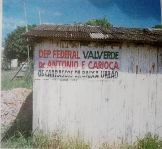 Tapiri, em 2006, antes do despejo na Baixa da União. Faixa de protesto contra os carrascos.