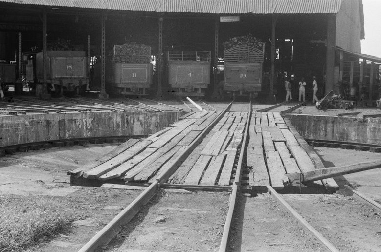 No girador de locomotiva, as alemãs. Fabricante L. Schwartzkopff Berliner Maschinenbau-Actien-Gesellschaft /L. Schwartzkopff Construtora Berlinense de Máquinas /Foto Claus Dieter Bandilla, 1971. Biblioteca Nacional da Áustria. Escritor: Joe J. Heydecker