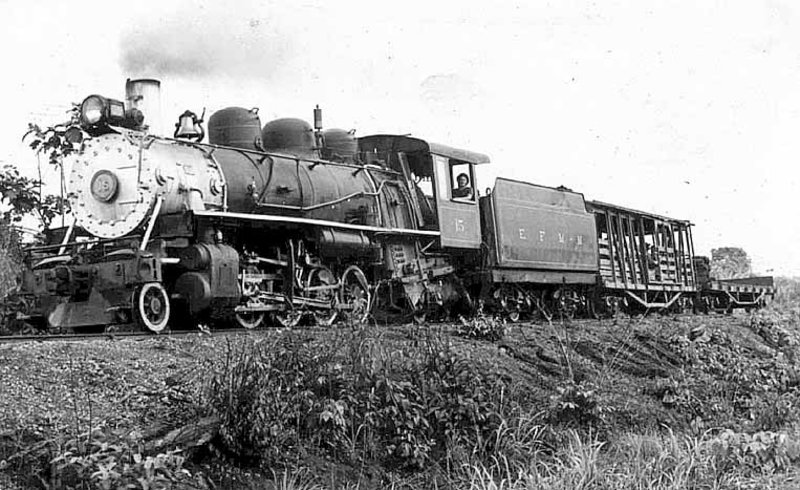 Locomotiva alemã 15 está em Porto Velho e não funciona. Foi maquiada. Classificação: White/Alemã: 2.8.2/1D1. Nome: Mikado. Fabricação: L. Schwartzkopff Berliner Maschinenbau-Actien-Gesellschaft (L. Schwartzkopff Construtora Berlinense de Máquinas Sociedade de Ações)