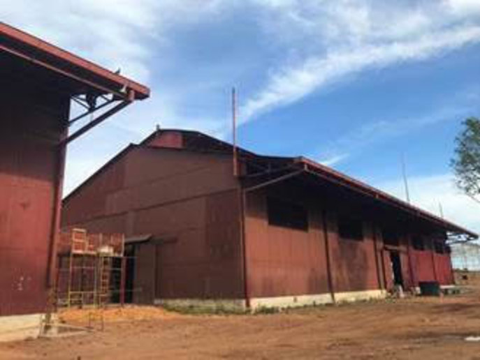 Uma passarela está sendo construída para ligar o galpão 1 ao galpão 2