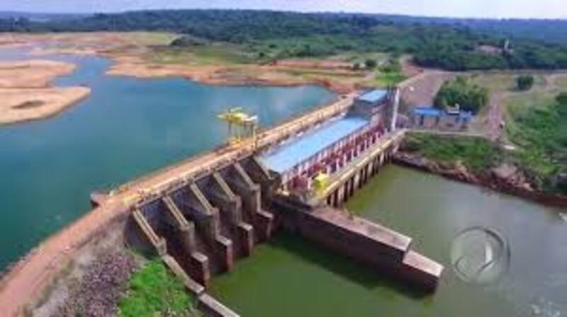 Hidrelétrica de Samuel, foi o primeiro grande passo para acabar com a dependência de energia elétrica entravando o Estado  - O presidente João Figueiredo observa o governador Jorge Teixeira ler a placa de inauguração do asfalto na BR-364, num dos atos do evento, este em Jaru 