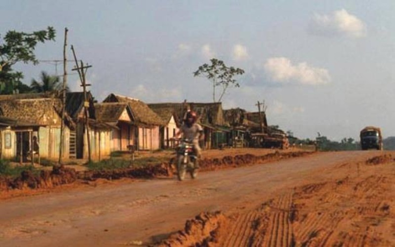 Motoqueiro passa em frente a Vila Papagaio, como era chamada a velha cidade de Ariquemes (Foto Kim Leal, acervo Montezuma Cruz)