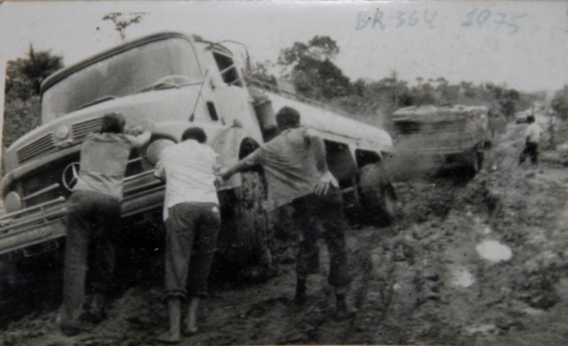 Em meio ao atoleiro, todos se juntavam para tentar tirar o que estivesse atolado, para que outros pudessem tentar passar, na BR próximo a Jaru. (Foto Marcos Santilli, acervo Montezuma Cruz)