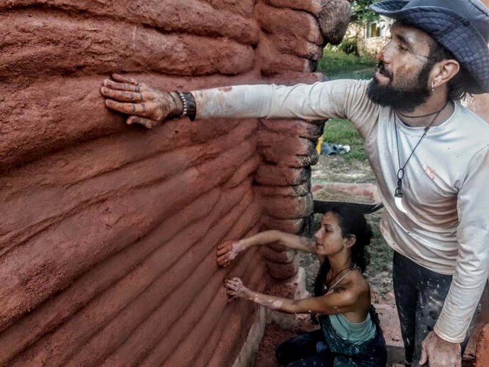 Luana Lopes e Samir Saide. técnica de reboco natural