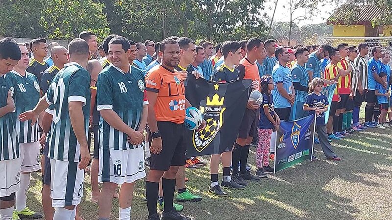 No início da competição, equipes perfiladas ao lado do Talismã, derradeiro campeão