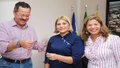 Servidora ganha moto do projeto 'Natal de Todos'
