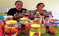 Moradoras do reassentamento Morrinhos aprendem a fazer artesanato com materiais reciclados