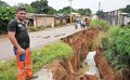 Galeria rompe e Defesa Civil interdita trecho da Estrado do Belmont