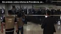 Contra reforma da Previdência, policiais tentam invadir Congresso