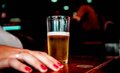 Senado torna crime venda de bebida alcoólica para menores de 18 anos