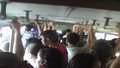 Usuária de ônibus reclama de atraso e superlotação