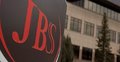 JBS anuncia suspensão da produção de carne em 33 unidades