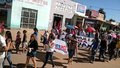 Profissionais da educação de Alto Paraíso fazem passeata em protesto por valorização
