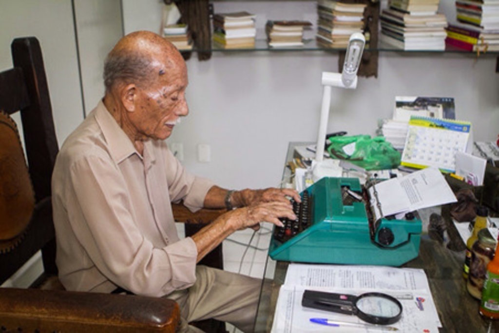 Este é patrão, mas age como se bom empregado fosse: sempre o primeiro a chegar ao trabalho e o último a sair, cumprindo horario sem falha. Até mesmo no Dia do Trabalho. Tem, “apenas” 96 anos de idade. - Gente de Opinião