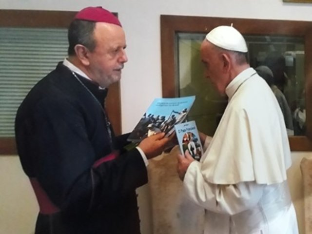 O papa Francisco recebe do arcebispo D. Roque, no Vaticano,  livro de autoria do professor José Detoni. - Gente de Opinião