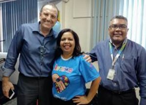 Profa. Marxilene, ladeada pelo superintendente e pelo gerente Francisco Ithamar.  - Gente de Opinião