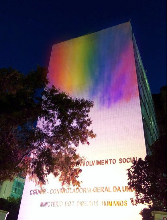 Ministério dos Direitos Humanos instala iluminação especial na semana de luta contra LGBTfobia - Gente de Opinião