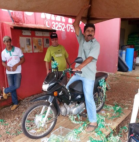  Agricultor eufórico ao ganhar moto em sorteio promovido por loja agropecuária em Extrema /Foto Divulgação - Gente de Opinião