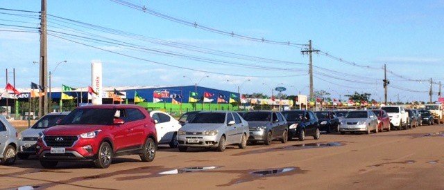 Fila para abastecer no posto do Atacadão (24052018 Foto JCarlos) - Gente de Opinião